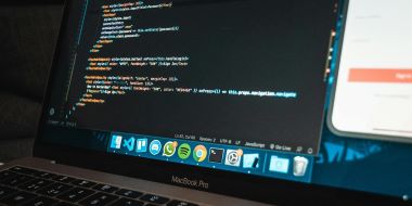 En dator med programkod på skärmen.