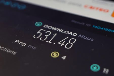 En skärm som visar nedladdningshastighet.