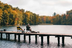 Några människor som sitter och fiskar