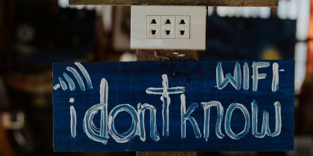 En skylt med WiFi
